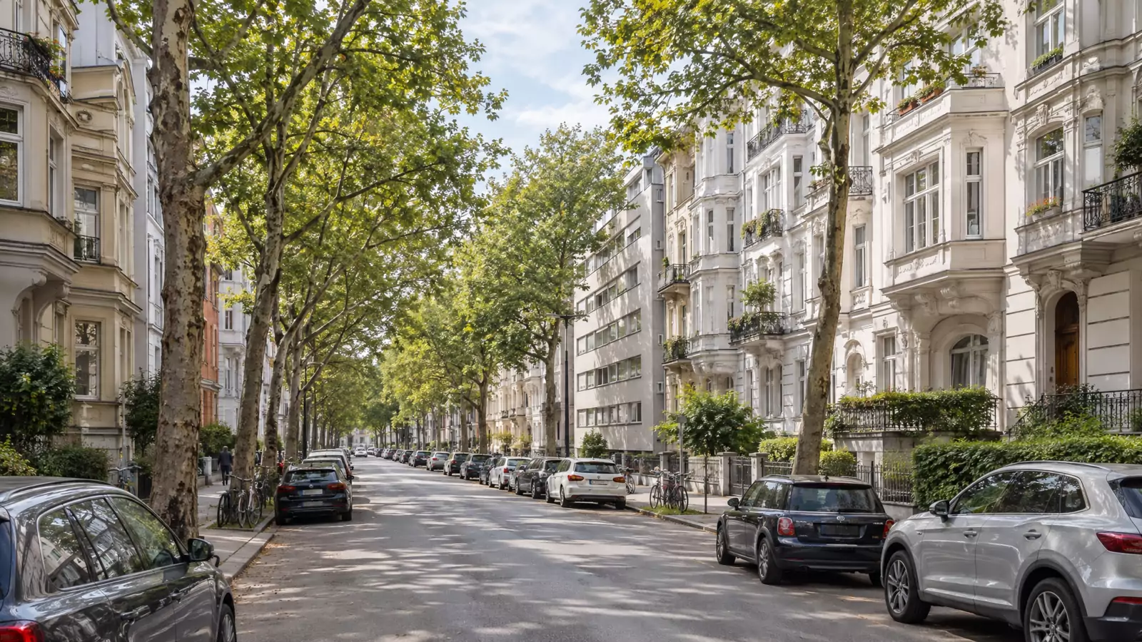 Baumbestandene Wohnstraße in der Kölner Neustadt
