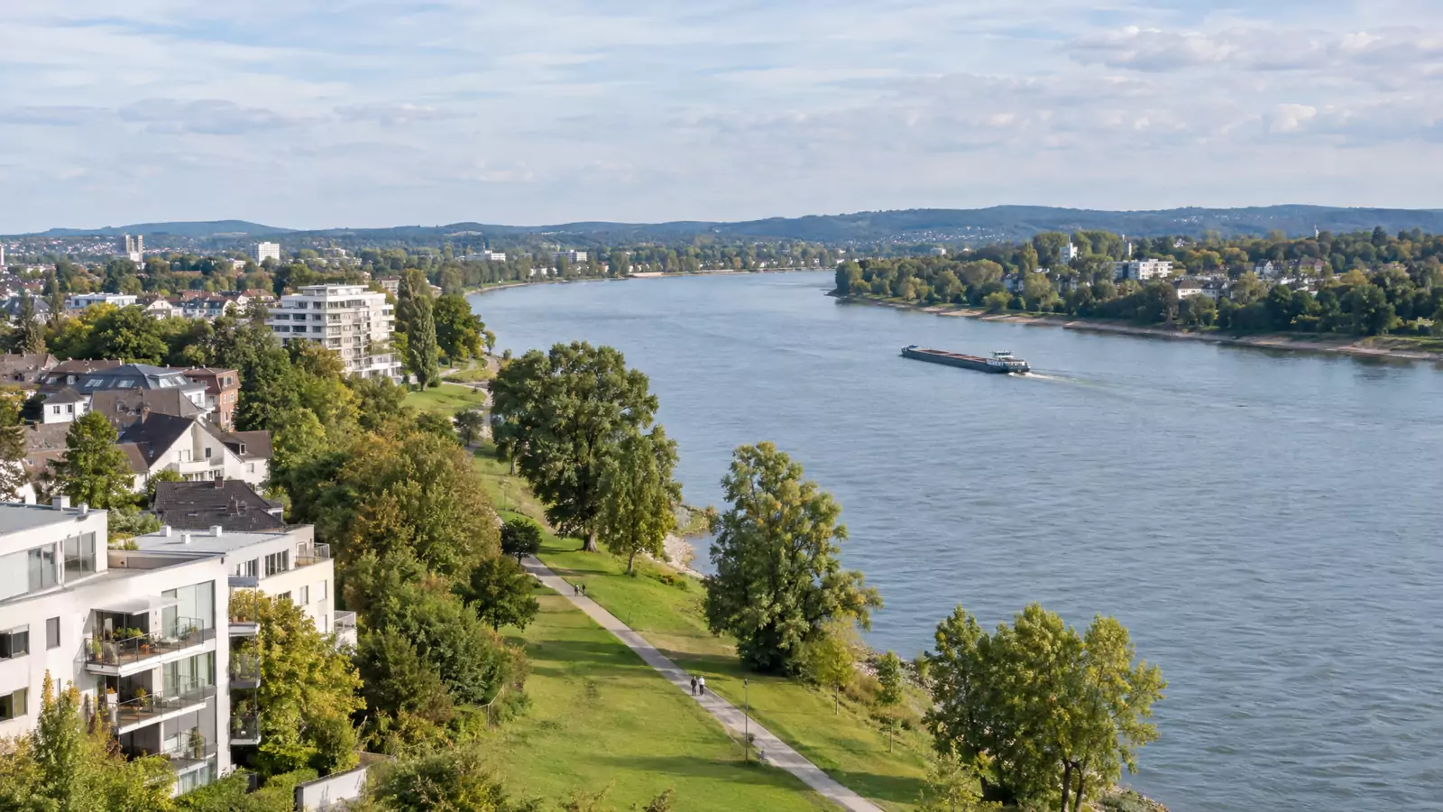 Rheinlandschaft mit Wohngebieten in der Region Köln