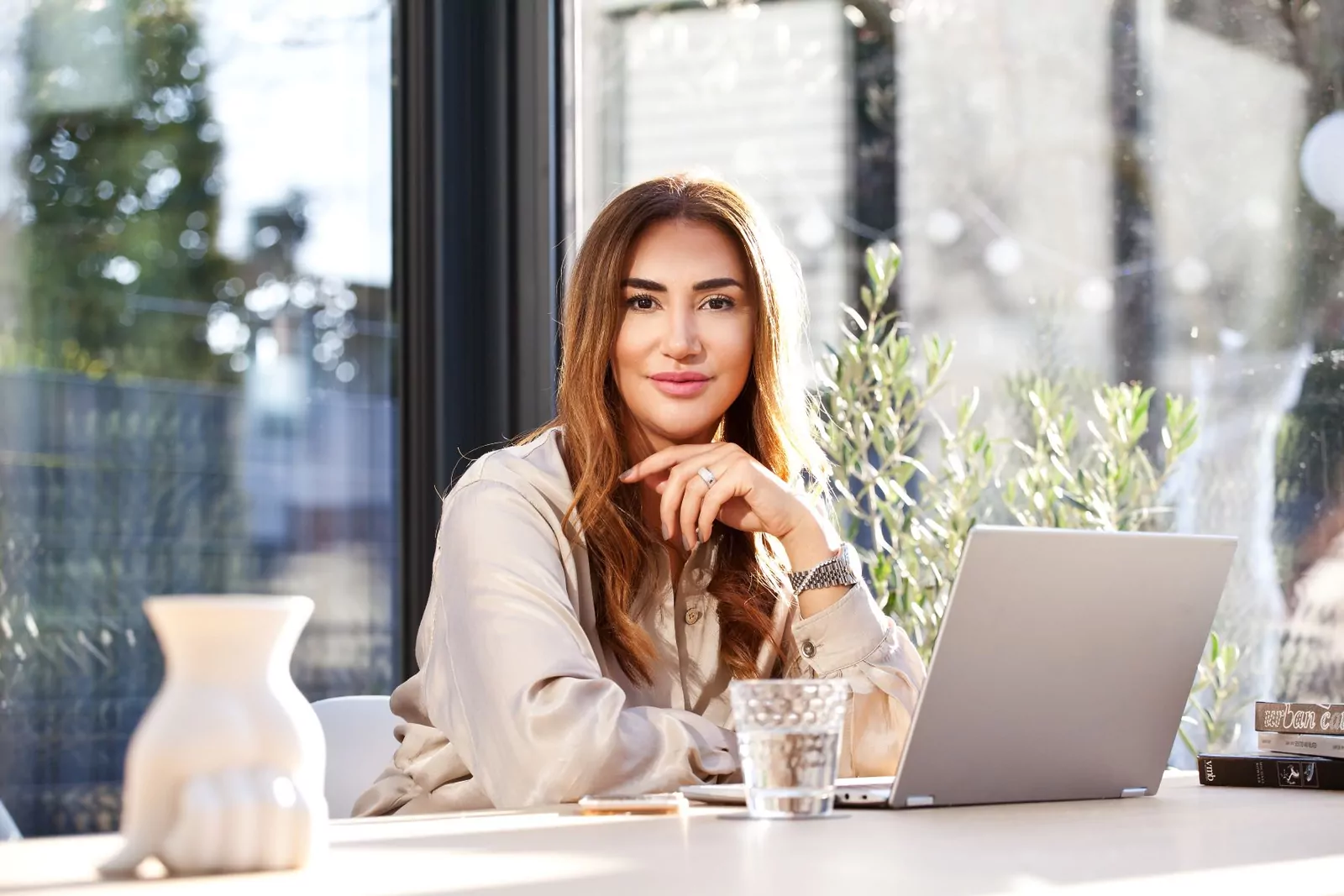 Sibel Tas, geprüfte Hausverwalterin (IHK), am Arbeitsplatz