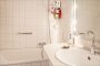 REAL HOUSE: Maisonettewohnung mit Wohlfühlgarantie! 3,5 Zi. mit PKW-Stellplatz und Sonnenbalkon - Badezimmer mit Wanne