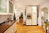 REAL HOUSE: Mit viel Liebe zum Detail! Modernisiertes Reihenhaus in attraktiver Lage von Troisdorf - Küche mit Einbauküche